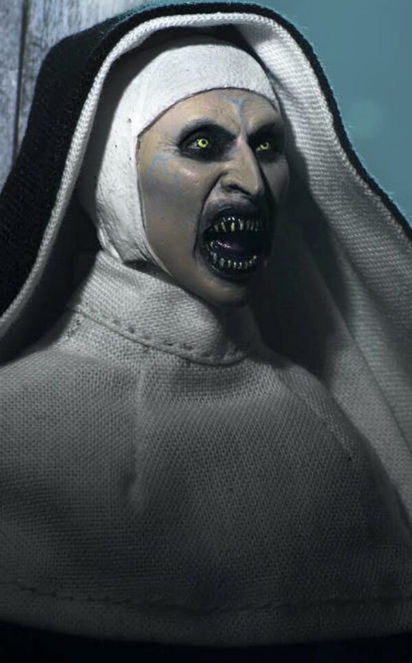 NECA The Nun Actionfigur mit Stoffkleidung – Bild 5