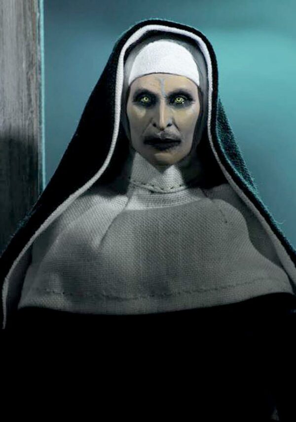 NECA The Nun Actionfigur mit Stoffkleidung – Bild 4
