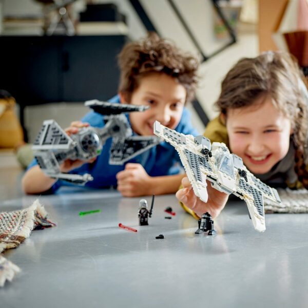 LEGO 75348 Star Wars Mandalorianischer Fang Fighter vs. TIE Interceptor Set, Starfighter Spielzeug zum Bauen für Kinder mit 3 Minifiguren, Droide und Dunkelschwert – Bild 6